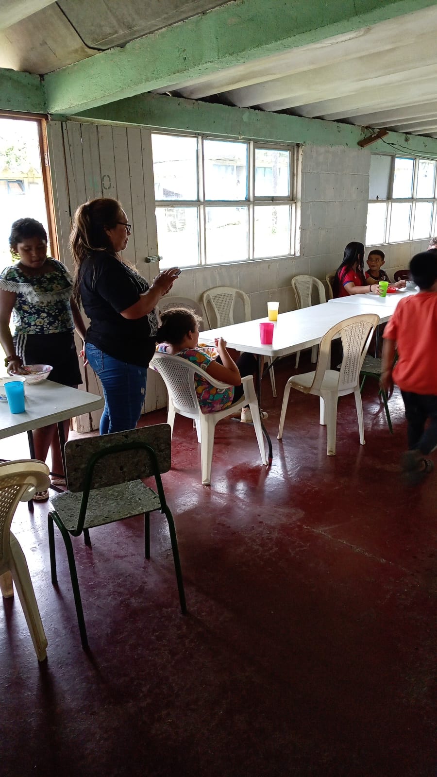 Voluntaria atendiendo a niños en el comedor