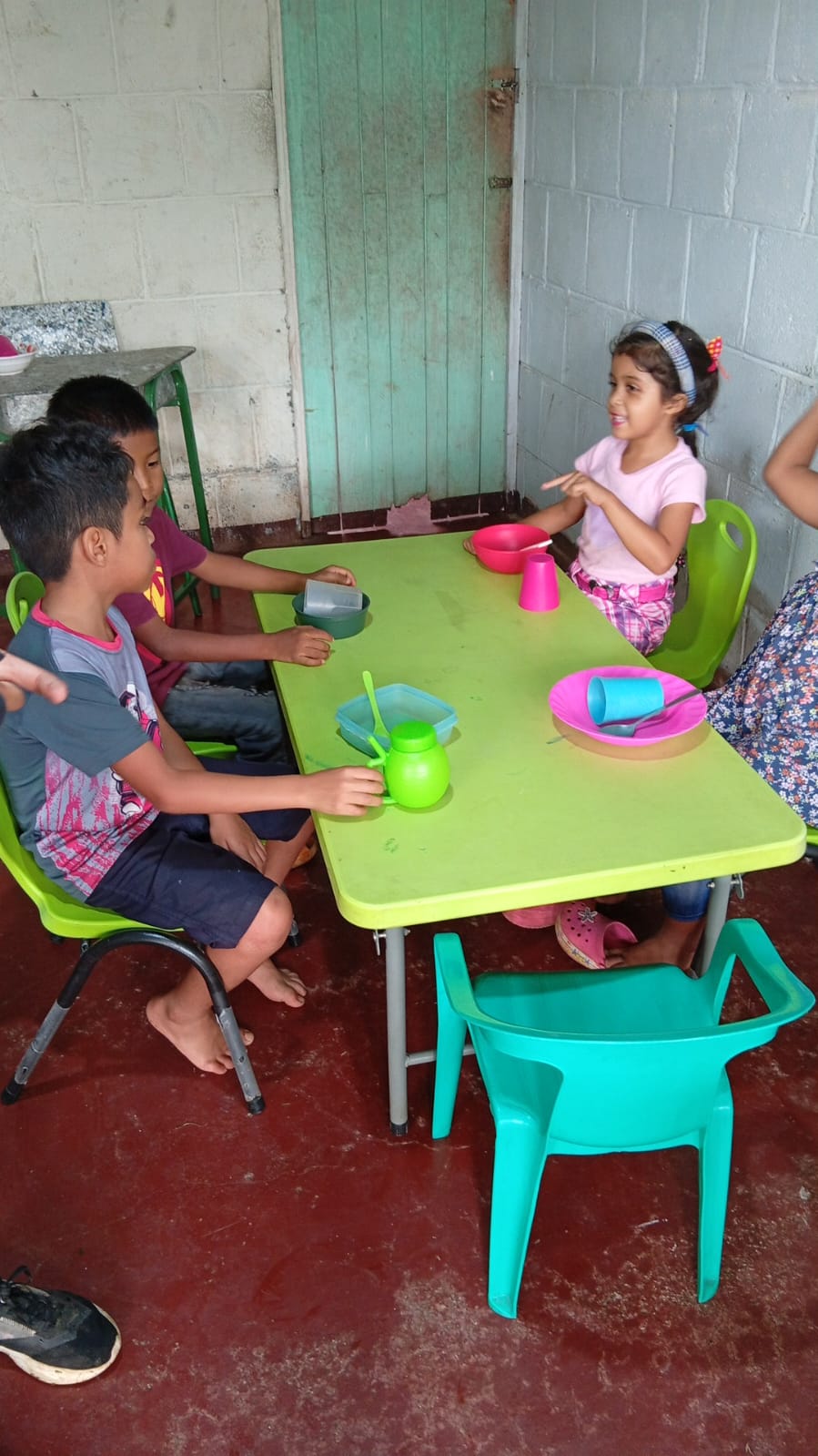 Niños compartiendo en mesa del comedor