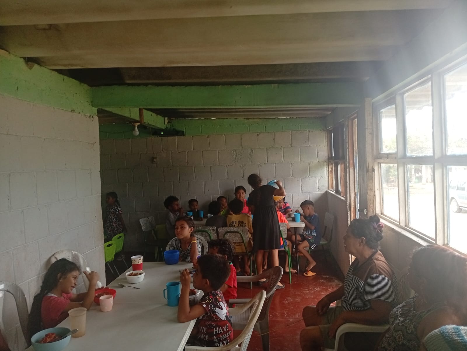 Niños almorzando en el comedor infantil