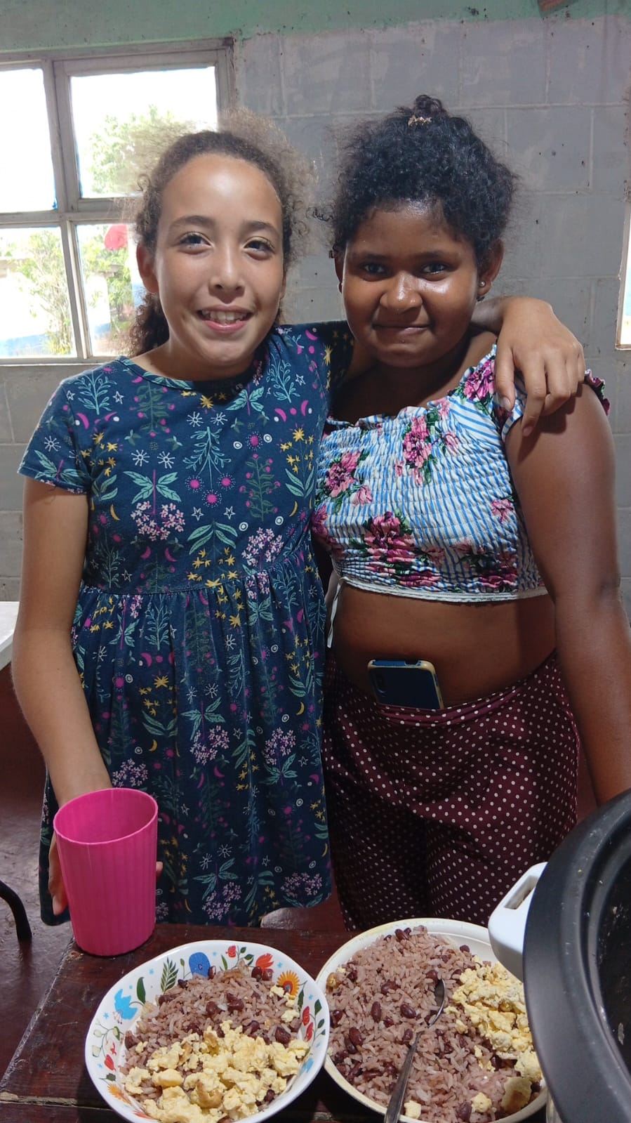 Dos niñas sonriendo en el comedor