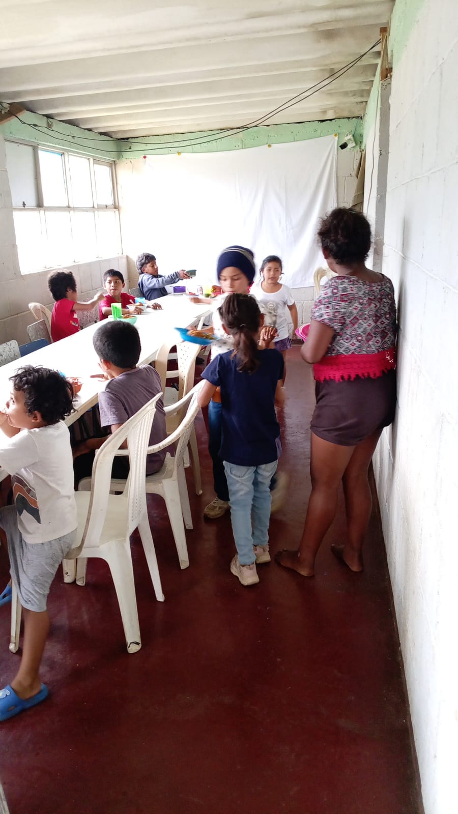 Niños recibiendo su almuerzo en el comedor