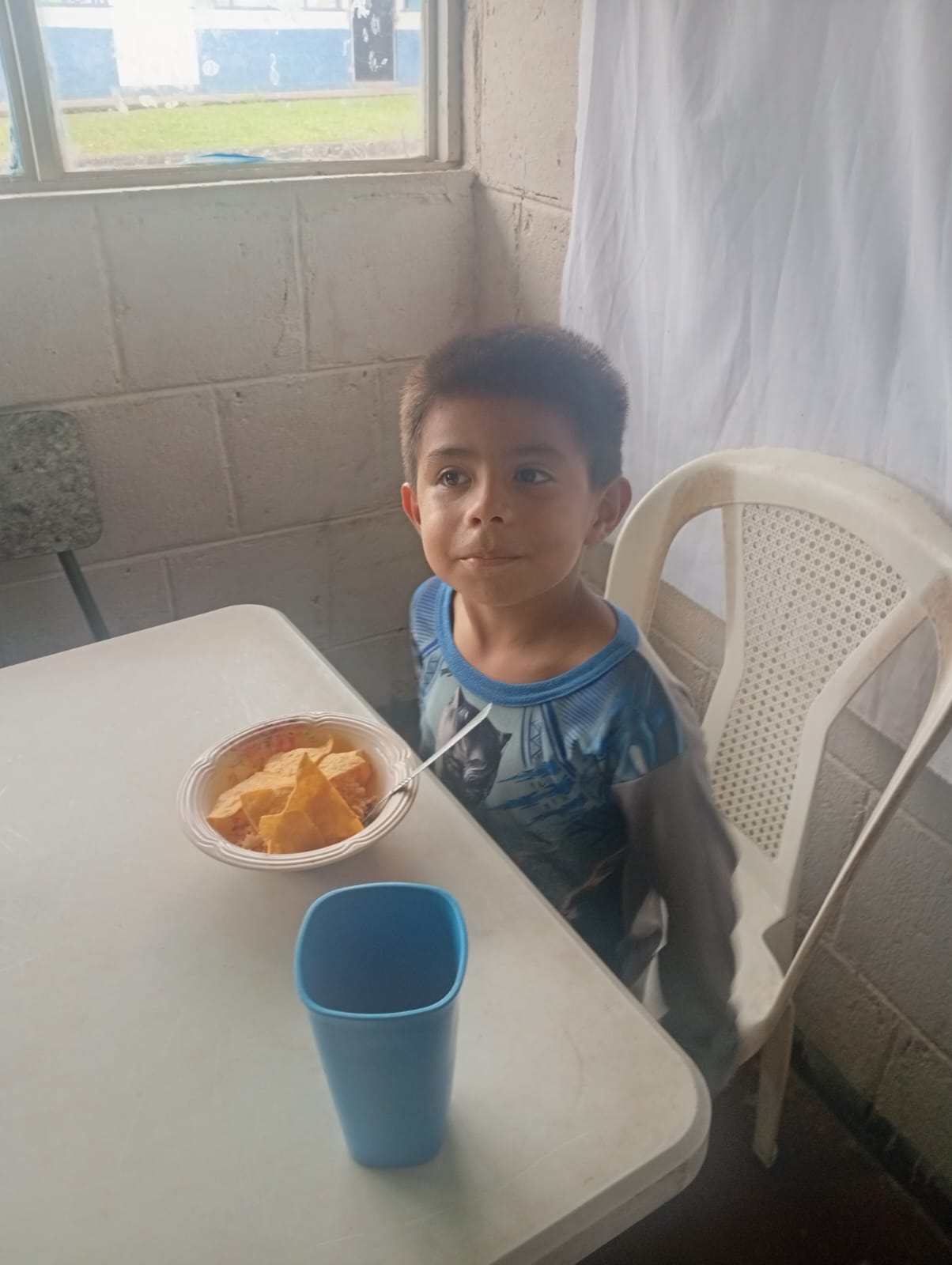 Niño comiendo solo