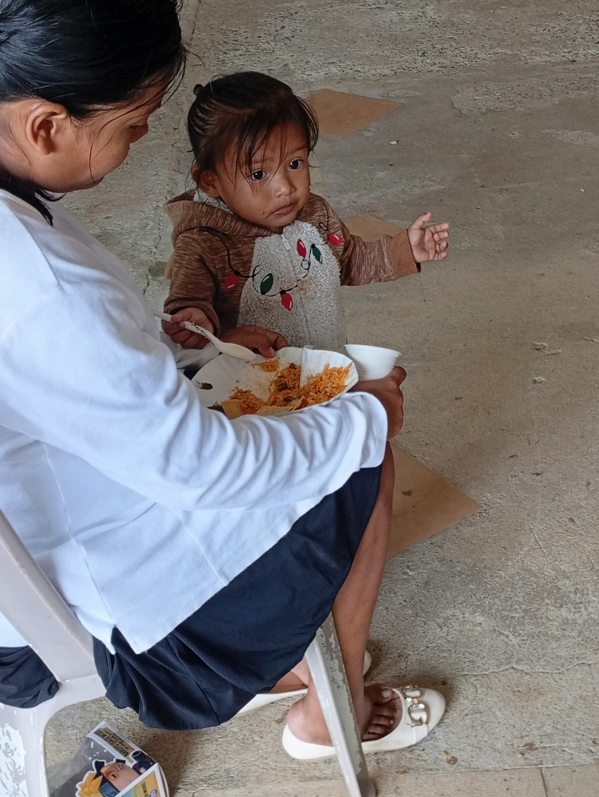Mamá dando de comer a bebé