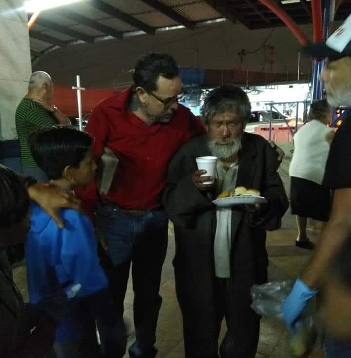 Voluntario con persona en calle