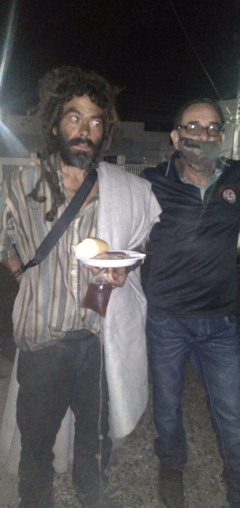 Voluntario ayudando a persona en calle